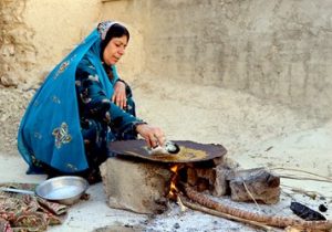 تهیه سوغات گمک در بخش سوسن شهرستان ایذه+تصاویر
