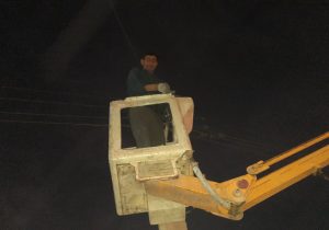 از پشت میز مدیریت تا بالای عمود برق/ روایتی از روحیه ی خدمت مدیر برق “چاروسا”+فیلم و عکس