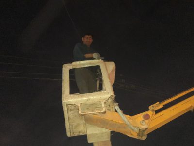 از پشت میز مدیریت تا بالای عمود برق/ روایتی از روحیه ی خدمت مدیر برق “چاروسا”+فیلم و عکس