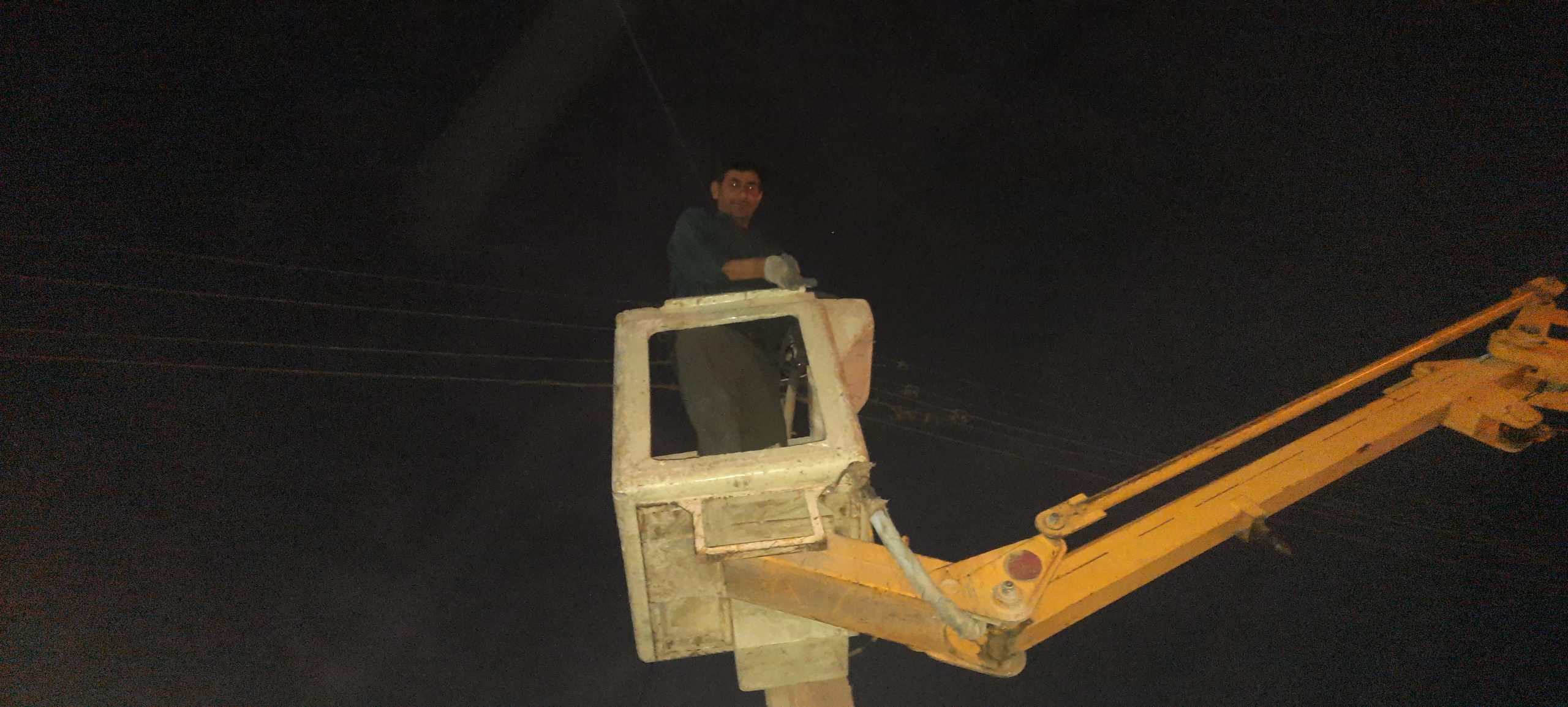 از پشت میز مدیریت تا بالای عمود برق/ روایتی از روحیه ی خدمت مدیر برق "چاروسا"+فیلم و عکس از پشت میز مدیریت تا بالای عمود برق/ روایتی از روحیه ی خدمت مدیر برق “چاروسا”+فیلم و عکس