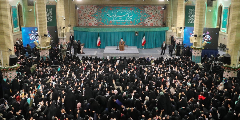 رهبر انقلاب: زن، کارگزار خانه نیست، مدیر است رهبر انقلاب: زن، کارگزار خانه نیست، مدیر است