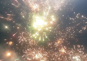 بانگ «الله‌اکبر» و نورافشانی باشکوه در آسمان دیشموک در شب ۲۲ بهمن+فیلم