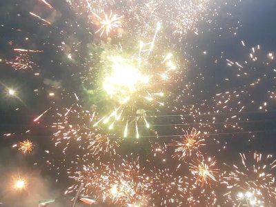 بانگ «الله‌اکبر» و نورافشانی باشکوه در آسمان دیشموک در شب ۲۲ بهمن+فیلم