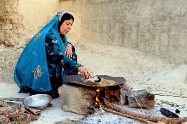 تهیه سوغات گمک در بخش سوسن شهرستان ایذه+تصاویر