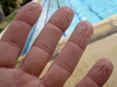 فواید شگفت‌انگیز چروک انگشتان در حمام!