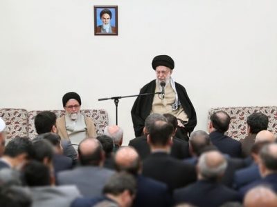 مقام معظم رهبری: راه‌حل مشکلات، پایبندی به مبانی انقلاب است