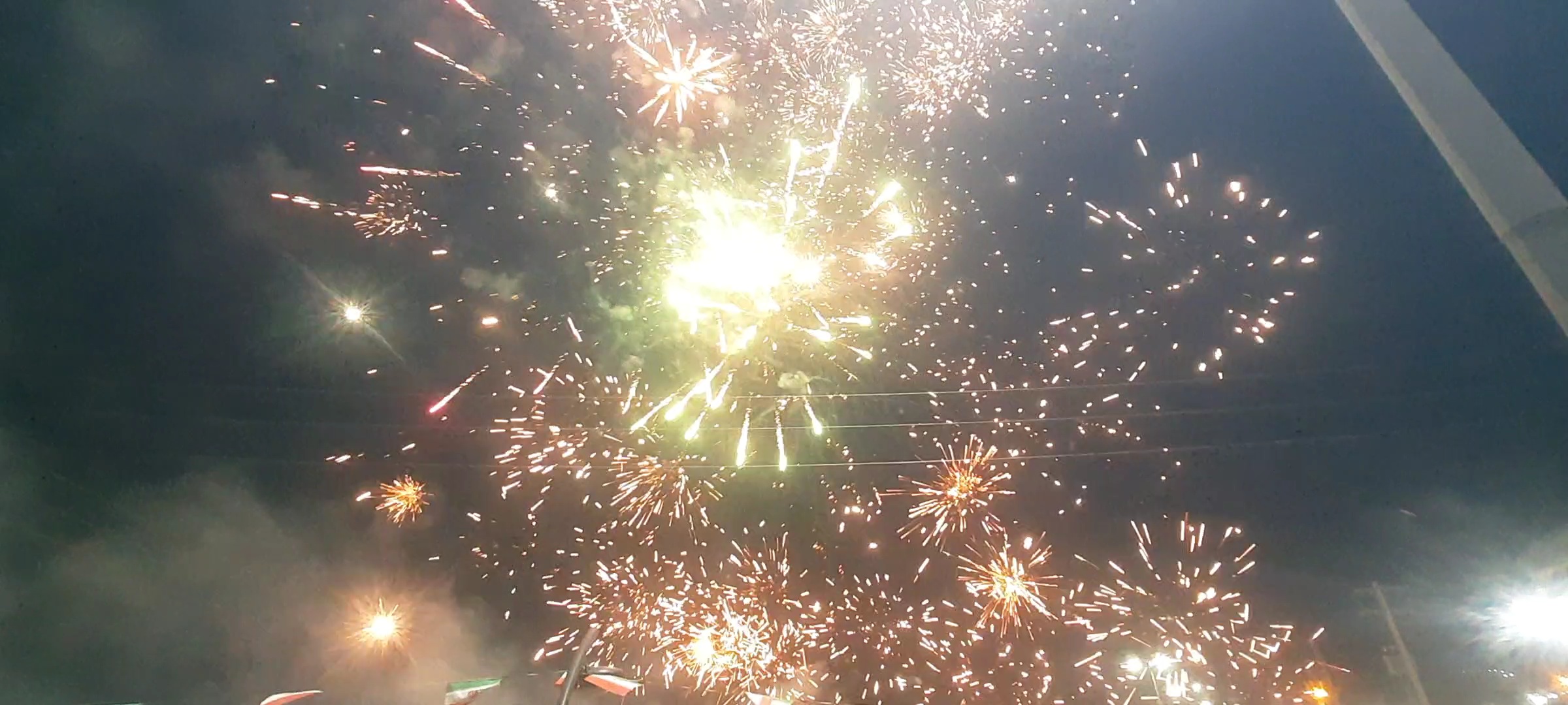 بانگ «الله‌اکبر» و نورافشانی باشکوه در آسمان دیشموک در شب ۲۲ بهمن+فیلم