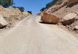 مسدود شدن بخشی از مسیر دیشموک بر اثر سقوط دو سنگ بزرگ