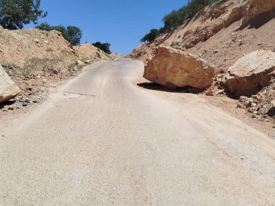 مسدود شدن بخشی از مسیر دیشموک بر اثر سقوط دو سنگ بزرگ