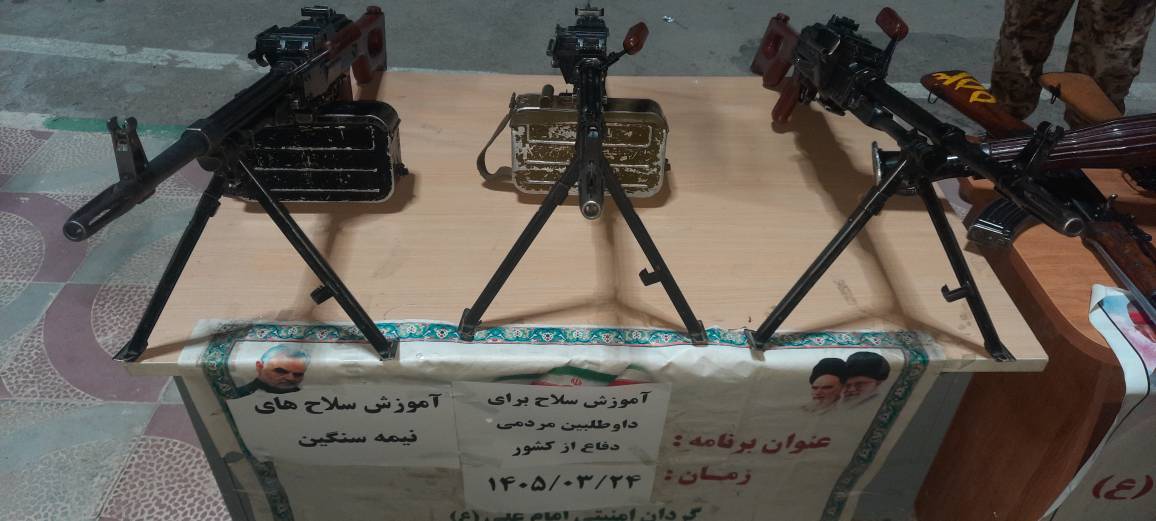 آموزش اسلحه‌شناسی در تجمع شبانه دیشموک